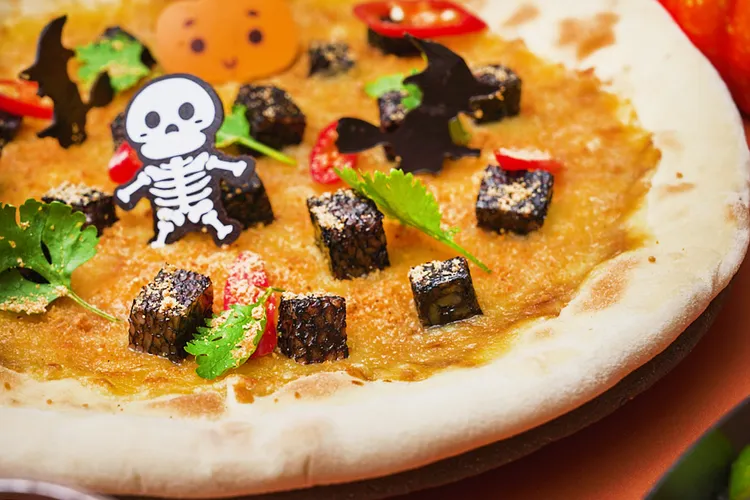 「士林廚房??????? ???????」全日餐廳餐檯化身「萬聖魔幻舞台」，手做窯烤豬血糕批撒皮薄料多佐上香菜，完美組合嘗鮮控必試。業者提供