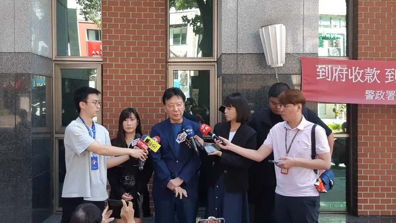 柳采葳(左2)12日在赵少康(左3)陪同下,到台北市警察局中山分局报案提告。中央社