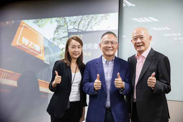 特力集團總裁暨特力屋董事長何湯雄(右起)、特力屋總經理張栢青、特力屋財務總監暨發言人蔣毓婷。業者提供