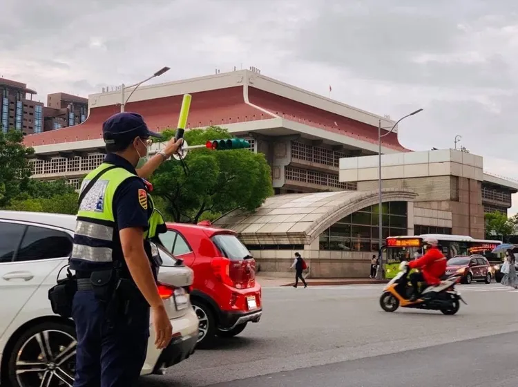 警方維護交通安全。警方提供