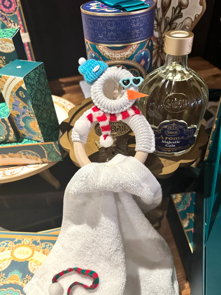 SABON 12/5~12/28推出「小雪人造型毛巾架」手作活動。張家玲攝