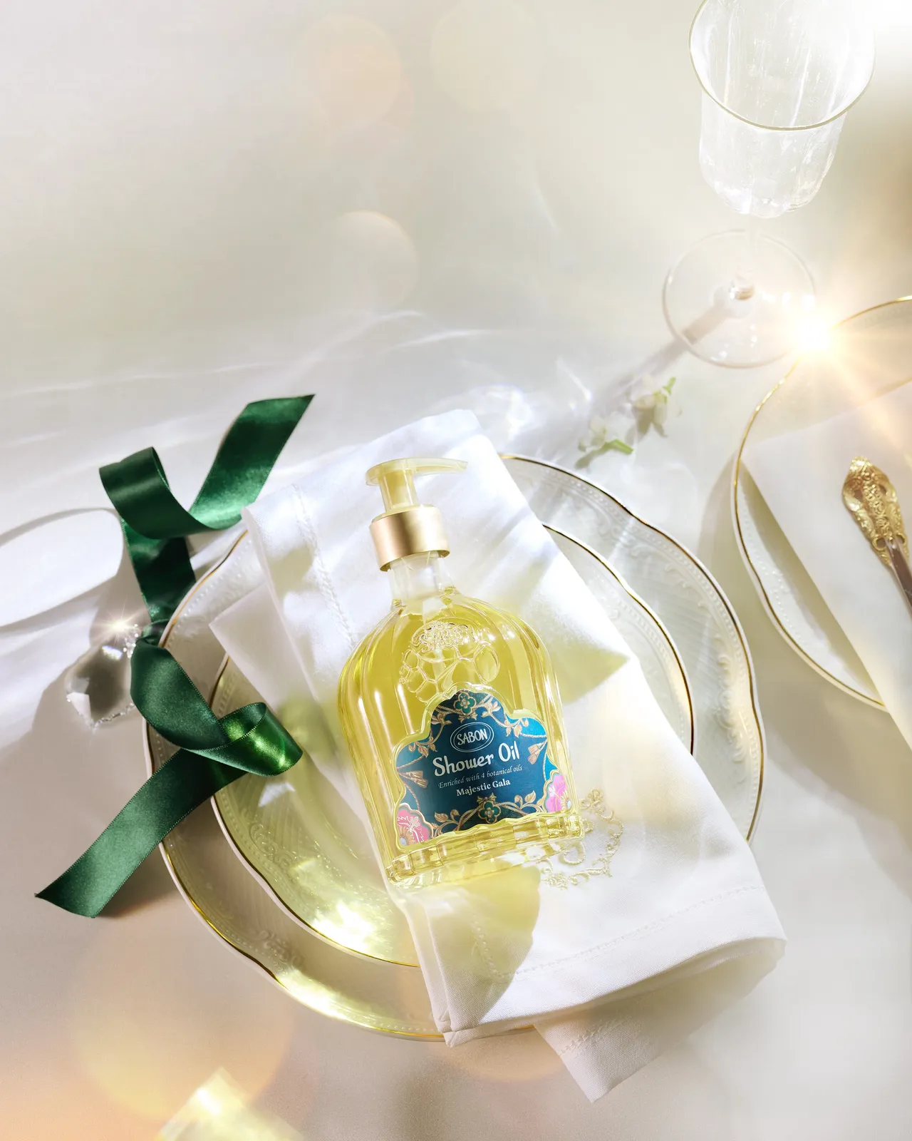 SABON流光夜宴沐浴油,300ml/1080元、450ml/1480元。品牌提供