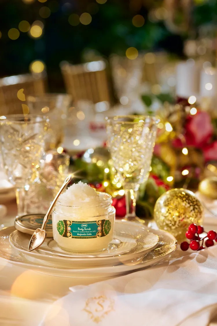 SABON流光夜宴身體磨砂膏，320g／1580元。品牌提供