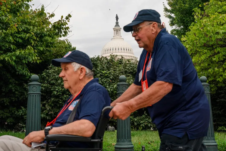 政府停擺後，對領取老人年金的民眾來說，依舊能領到年金。但申請作業會停止。路透社