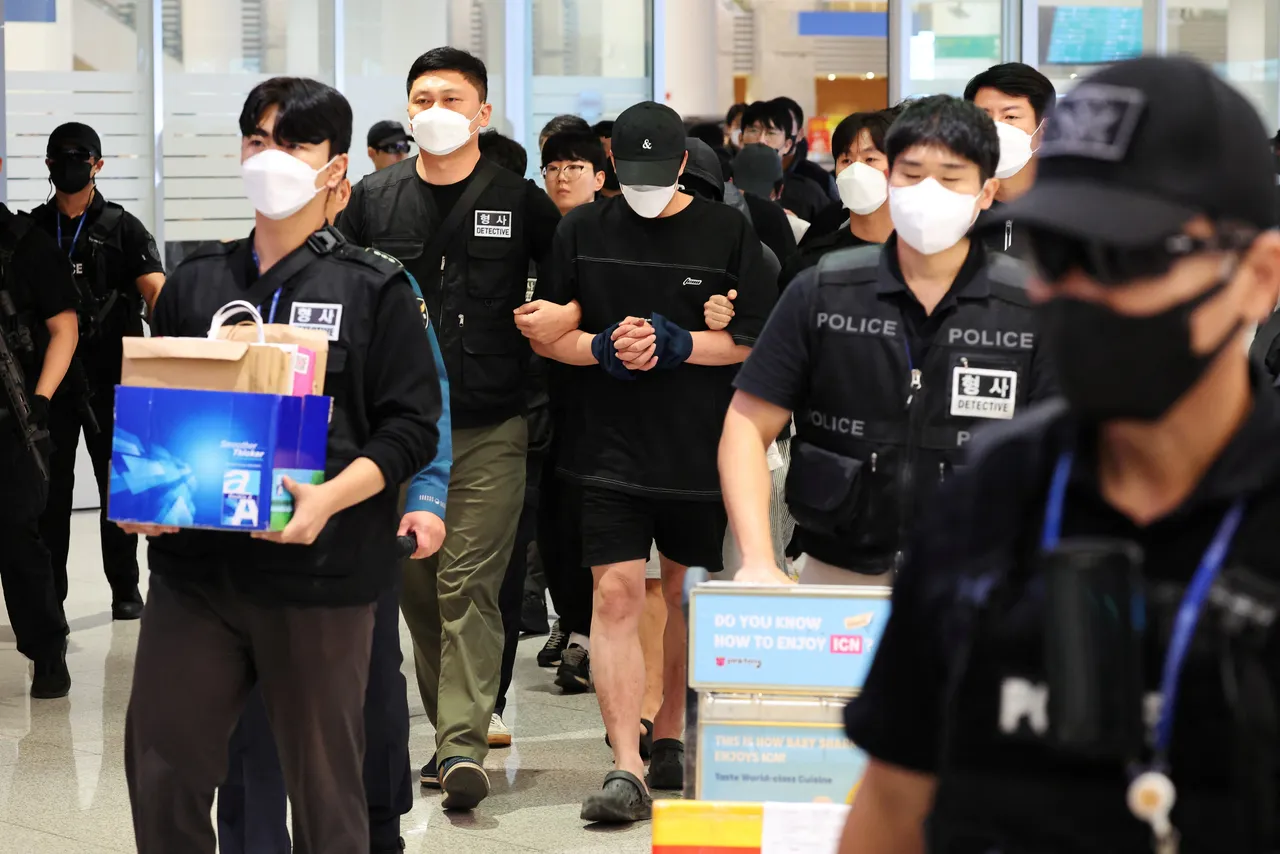 赴柬埔寨参与诈骗集团的南韩嫌犯返国后被媒体包围。路透社