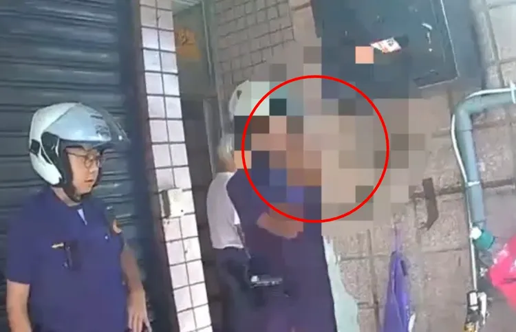 警方將許嫌壓制在牆邊，他才吐出昨晚兩人喝了酒有吵架，今天又吵才動手。翻攝畫面