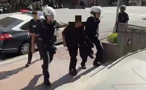 遲暮之愛喋血!7旬翁疑不滿遭對象兒子趕出門 持刀追砍女友4刀血濺公園
