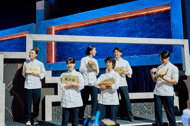 蔡詩芸（左起）、林予晞、陳庭妮、白潤音、姚淳耀、胡宇威等明星廚助選夥伴修羅場。華視提供