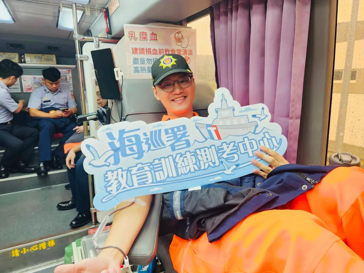 活动中民众不畏低温细雨捐出热血,而也有人排了2小时队伍却因血红素不足而无法参与,感到扼腕。海巡署提供