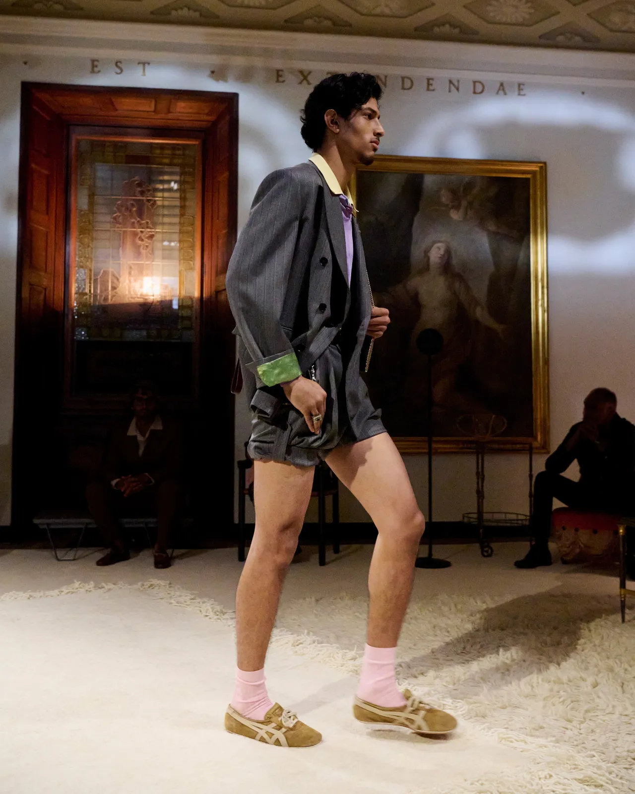 VERSACE 2026春夏大秀舞台上抢先发布了联名鞋。品牌提供