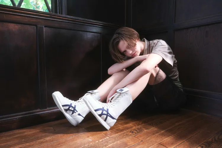 鞋型靈感汲取自復古拳擊鞋，以修長洗練的輪廓勾勒出復古極簡潮感。品牌提供