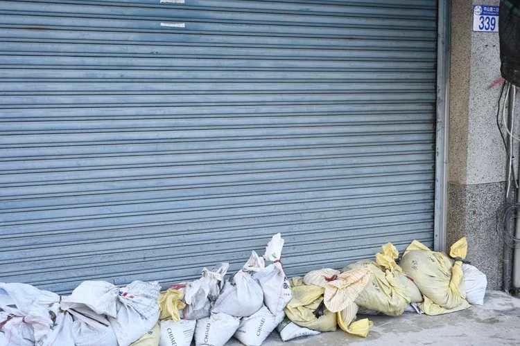 家戶門前堆沙包防颱。花蓮縣政府提供