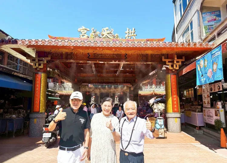 孫情（左）與廣播教父文平夫婦參拜苗栗通霄拱天宮。台中多媒體公司提供