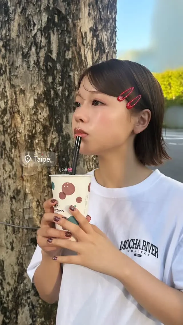asmi对珍珠奶茶爱不释手,预告在台期间要多喝一点。翻摄asmi IG