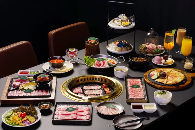 森森烧肉凭任一餐厅发票最低享全桌7折优惠,参加「Mori魔力牌」抽奖活动,最高整桌免单1万5000元。森森烧肉提供