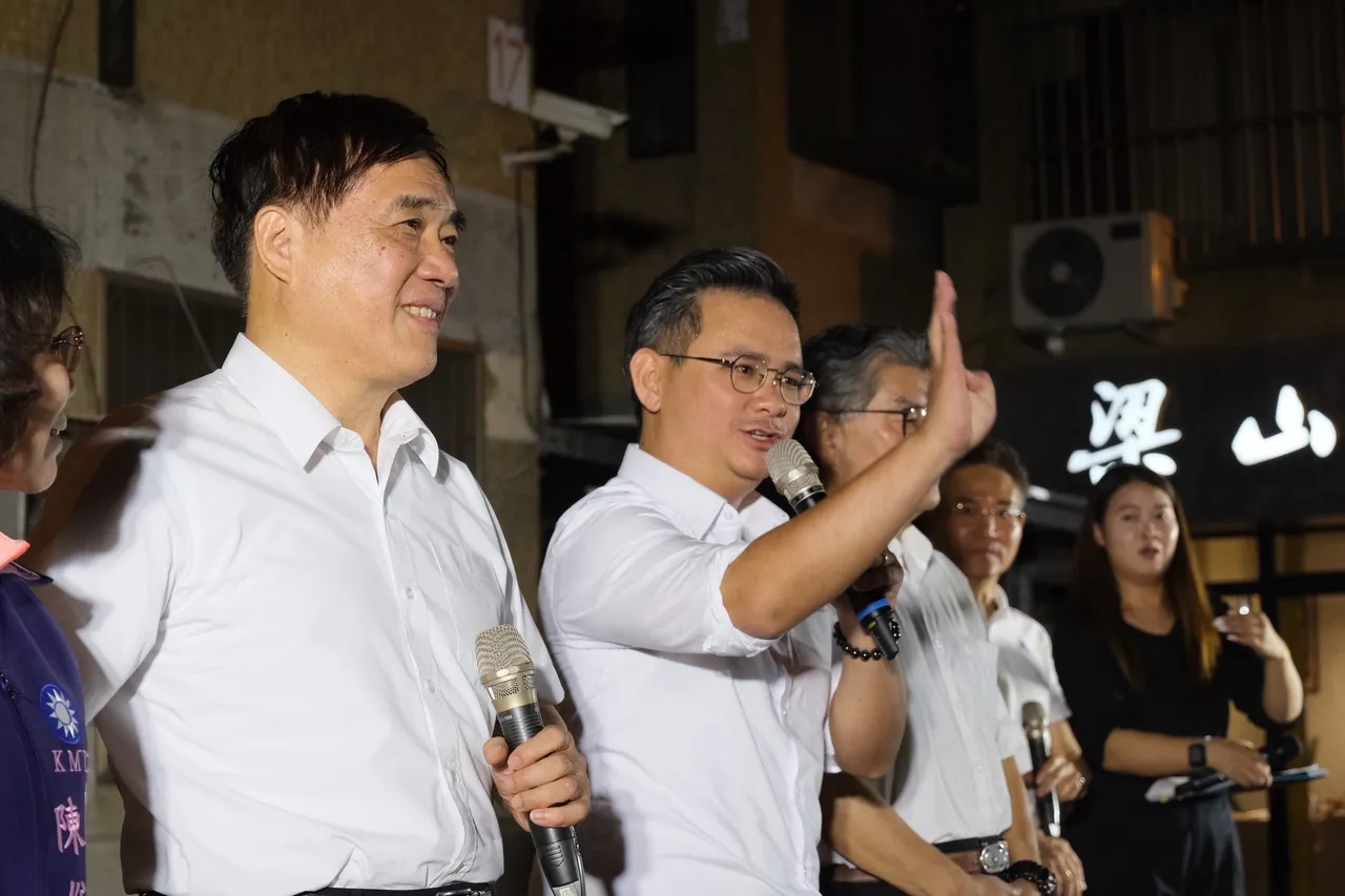 国民党立委黄健豪、国民党主席候选人郝龙斌。黄健豪脸书