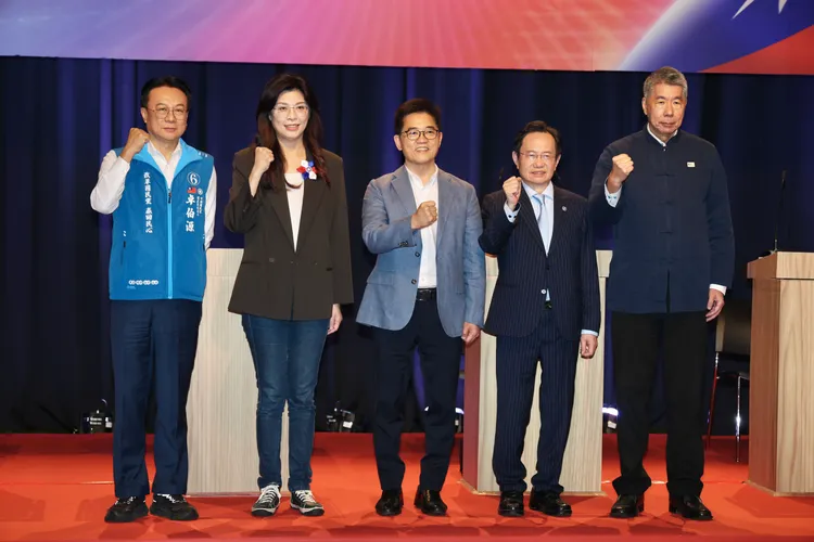 國民黨主席選舉電視政見說明會，卓伯源（左起）、鄭麗文、秘書長黃健庭、蔡志弘、張亞中。莊宗達攝