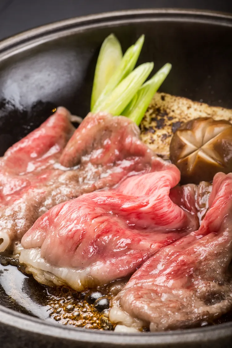 以鍋物聞名的三燔本家推出超值雙味壽喜燒餐券。業者提供