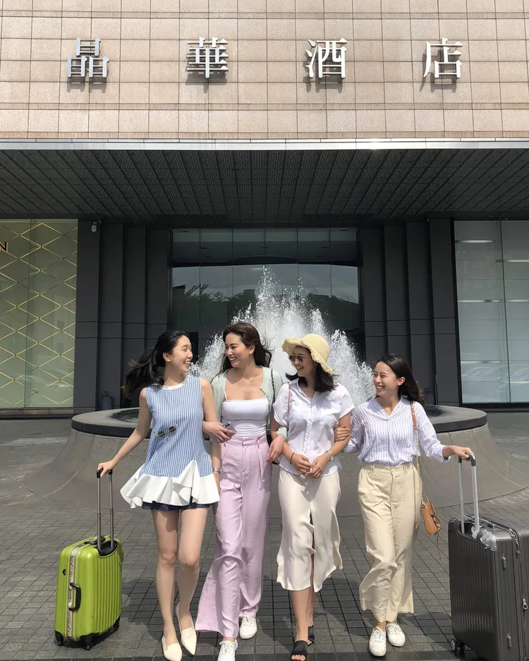 晶華酒店今年強打「集團聯合住宿券」每張售價3000元，可依不同張數任選入住晶華、晶英、晶泉、捷絲旅。業者提供