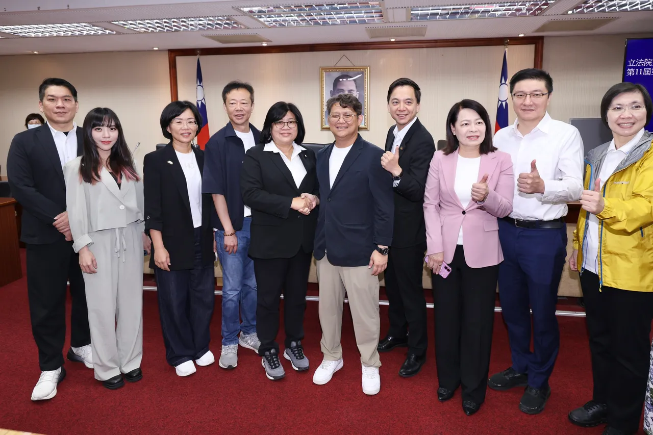 立法院8大常设委员会于今(1)日举行召委选举,内政委员会召委分别由国民党立委黄建宾、民进党立委王美惠出任。庄宗达摄