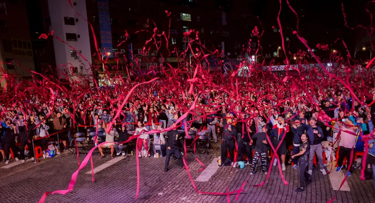 乐天桃猿夺冠,球迷抛彩带。桃园市府提供
