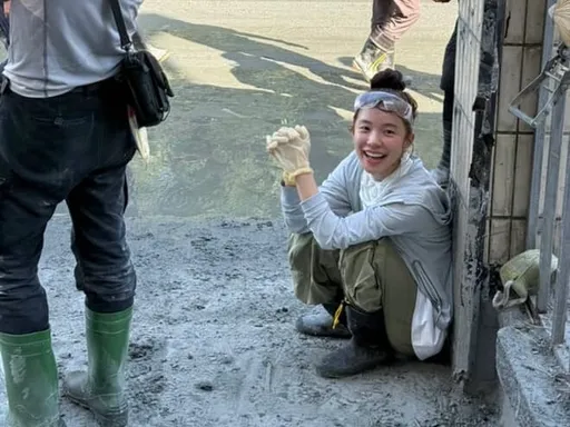 李多慧素顏現身花蓮加入「鏟子超人」行列 救災身影全曝光