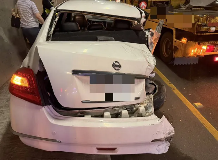 砂石車失控撞上白色轎車，導致車輛出現嚴重損毀。翻攝照片