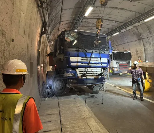 東澳隧道驚悚車禍!砂石車追撞後沿路「擦牆」 白煙瀰漫嚇壞路人