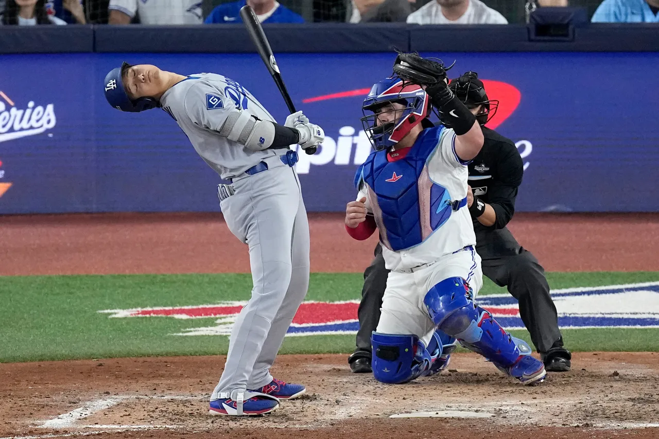 大谷翔平避开近身球。美联社