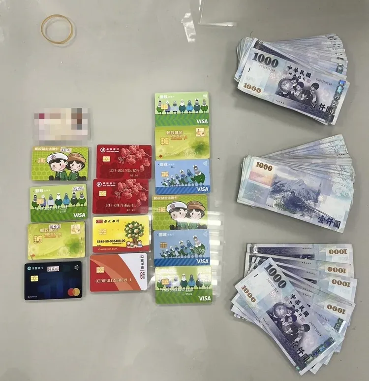 警方在辜男身上起出多張提款卡及21萬元贓款。民眾提供