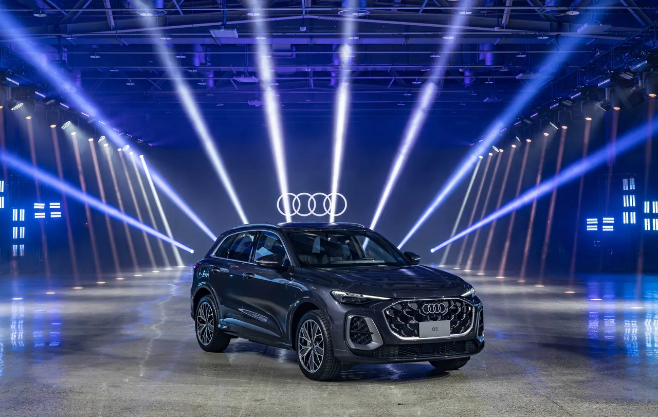 Q5采用PPC平台与48V MHEV Plus轻油电系统,提供TFSI 150 kW、TFSI 150 kW quattro与3.0 V6 S model三种动力选择,售价自230万元起。业者提供