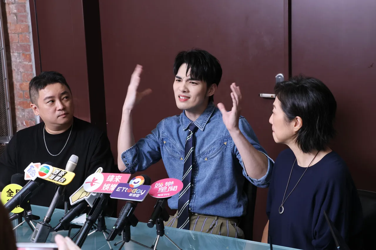 黄韵玲、黄伟晋、左光平下午为了《唱 我们的歌》金曲再现讲唱会台北场彩排。彭欣伟摄