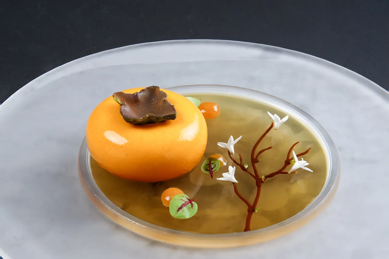 「柿子 茉莉花茶 戚风蛋糕」构筑出一款兼具诗意与自然气息的秋。业者提供