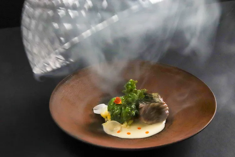 「季節鮮魚 皺葉甘藍 煙燻法式酸奶油」稻草燻製讓最細緻的鮮甜。業者提供