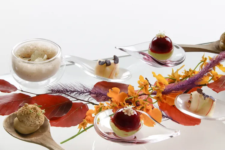 「主廚歡迎小點」以自然風味與層次交織。業者提供