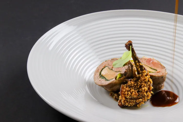 乳鴿佐主廚特製七香醬，融合層次，展現秋季禽肉之華麗風韻。業者提供