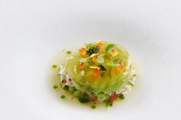 「帝王蟹 番茄 酪梨」散發檸檬馬鞭草清香，揉合出秋日鮮潤滋味。業者提供