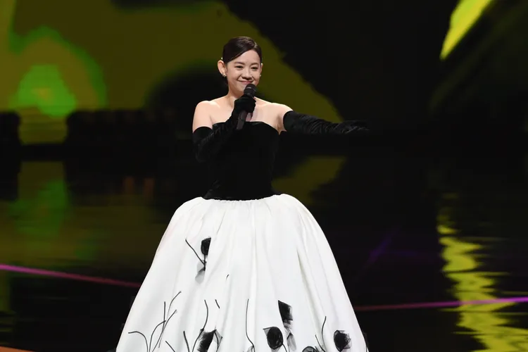 曾寶儀主持表現沉穩。三立提供