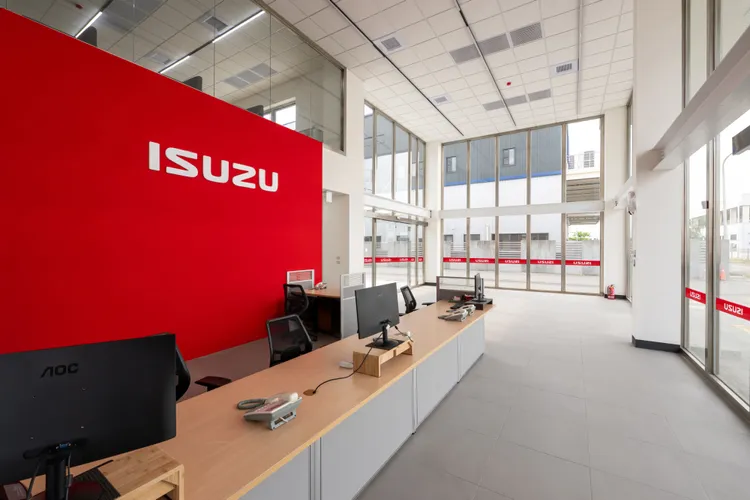 ISUZU屏東2S據點內部空間採挑高設計，並以紅白企業識別色系打造明亮、現代化的展示空間。業者提供