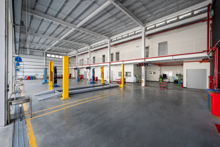 維修服務區則設有大小型車專用工位，搭配齊全的檢修設備與專業技師團隊，能因應不同車型的維修與保養需求。業者提供