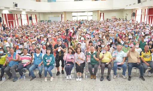 冲人气!邱议莹仁武座谈会1800人爆场 还请这位红人一起吃萝卜糕