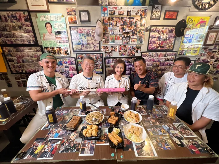 邱議瑩與蔡其昌相約在高雄勇記無敵蘿蔔糕，與統一獅前啦啦隊長「標哥」何信標及球迷朋友一起吃美食、聊棒球。翻攝畫面