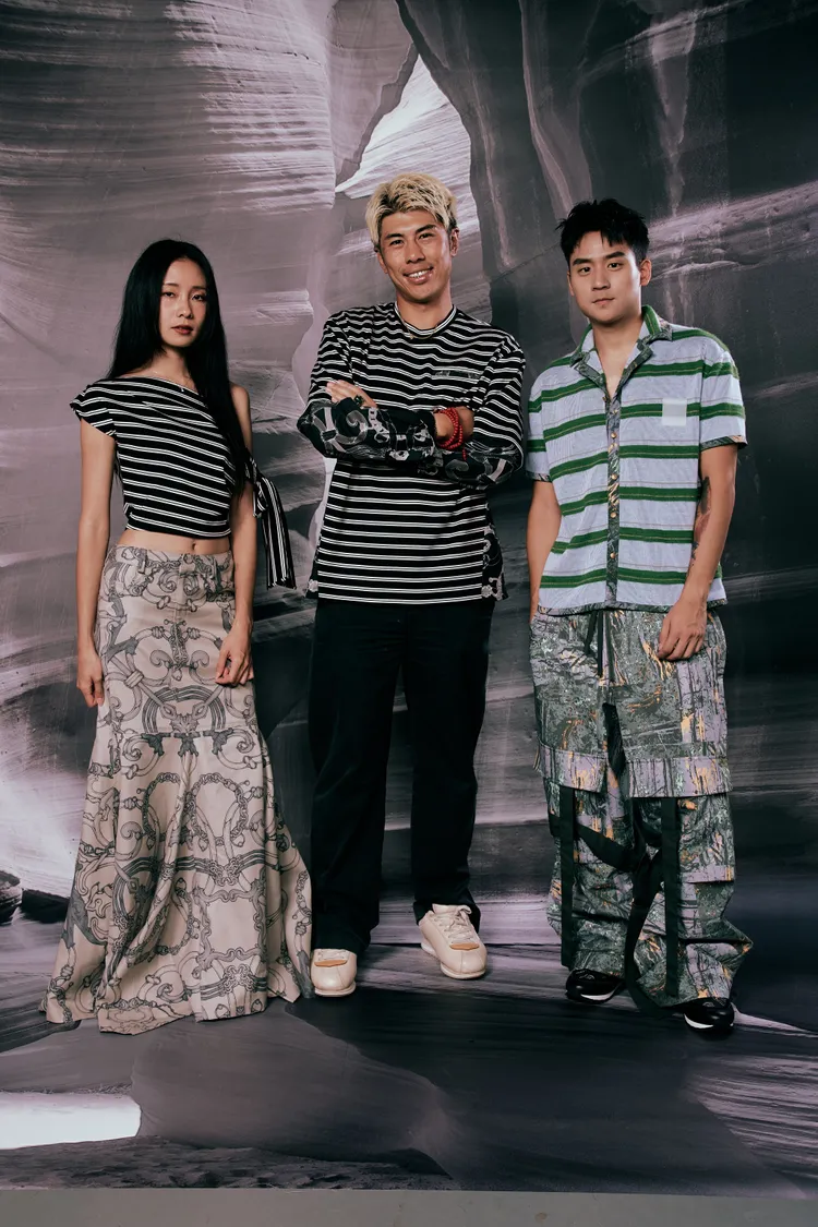 歌手陳忻玥（左起）、設計師Daniel Wong、嘻哈歌手李杰明合影。品牌提供