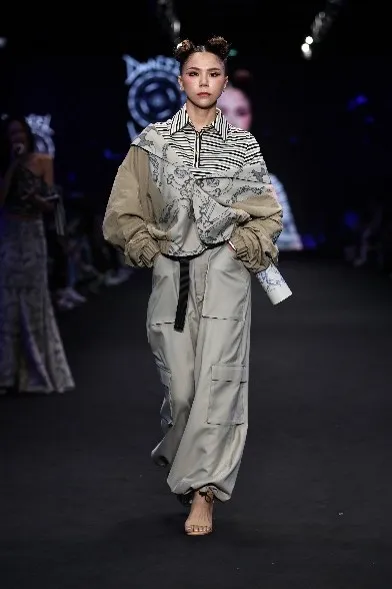 擔任走秀嘉賓的蕾菈，展現剛柔並濟的都會魅力。品牌提供
