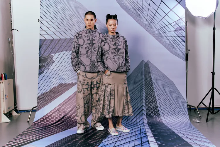 Daniel Wong運用剪裁、印花，替工作服帶來時髦風格。品牌提供
