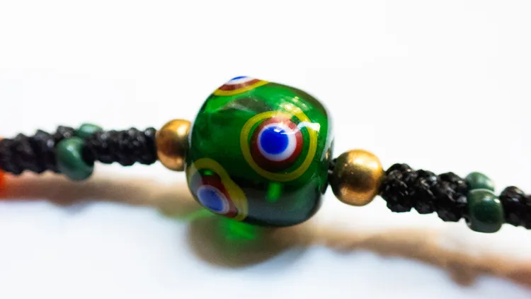 閃爍金屬綠色的琉璃珠marutjamulang，代表山中稀有的昆蟲，備受巴黎學員喜愛，在串珠工作坊中很快被拿光。 中央社