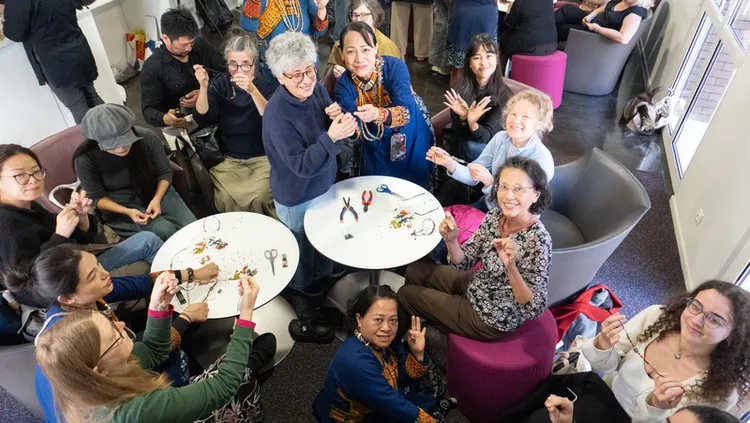 排灣族佳興部落於10月1日在巴黎東語舉行「琉璃珠項鍊串珠工作坊」。吸引滿室巴黎女人齊聚一堂學串珠，不知不覺重現部落婦女齊聚一堂、為家族縫製祝福的排灣日常。 中央社