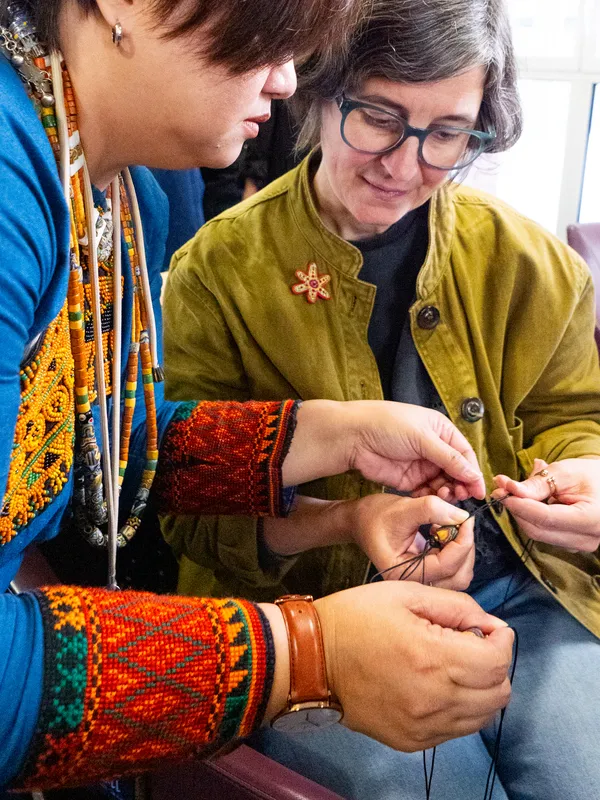 排灣族佳興部落於10月1日在巴黎東語舉行「琉璃珠項鍊串珠工作坊」。2小時的工作坊中，學員先認識3種與婚禮相關的琉璃珠，並學習打蛇結、固定琉璃珠，發揮巧思創作獨一無二的作品。 中央社