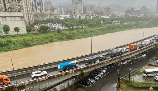 雨炸不停!雙北4縣市山區「達停班課標準」