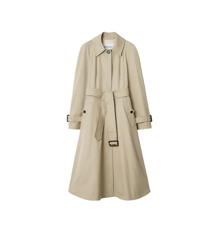 Burberry羽米色長版Gabardine材質Ellingham修身寬襬輕便大衣，9萬9000元。品牌提供